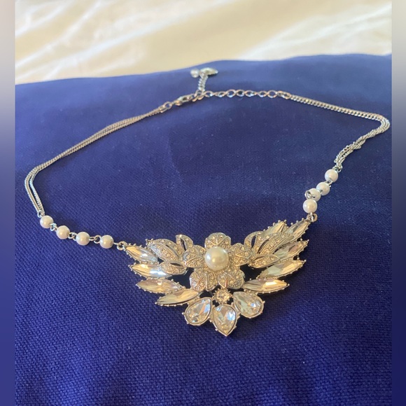 Betsey Johnson statement necklace - Picture 2 of 5